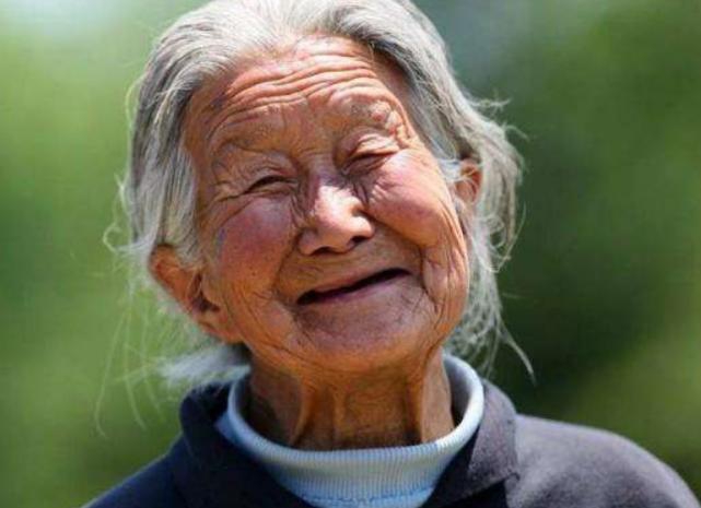 你有想过，留守老人田间忙碌有多累吗？老农3句话说尽其中心酸